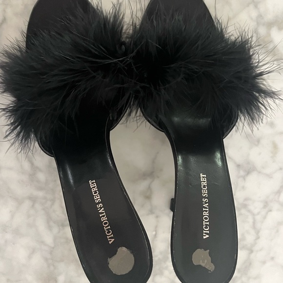 Victoria's Secret NWOT Black Heels with Feather Detail - Picture 3 of 3